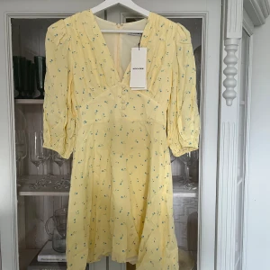 Helt ny adoore klänning  - Helt ny klänning från adoore i storlek 36. Säljes för att det var försent att returnera! Superfin!!!! Nypris 1395kr