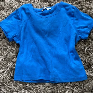PULL&BEAR t-shirt - T-shirt knappt använd, bra skick! 