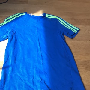 T-shirt  - Den har använts några gånger men är enda som en ny 
