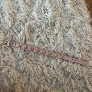 Valentino armband - Rosa nypris runt ca 3000 