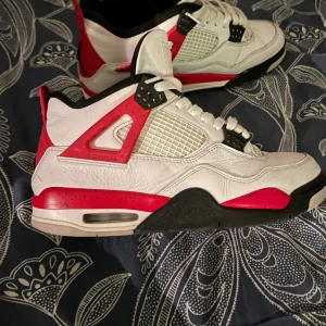 Jordan 4 red cement (42) - !!ÄKTA!!  Ett par slitna Jordan 4 men har fortfarande mycket kvar att ge  Box tillkommer  
