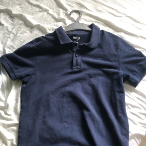 Piké tröja  - Skick 10/10 aldrig använd färg mörk blå i storlek 158/164