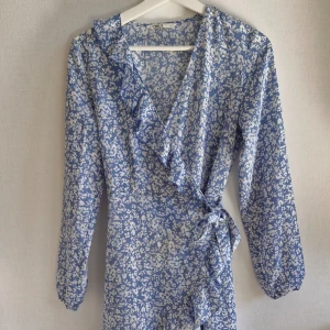 Sommarklänning  - Fin klänning, sparsamt använd. Storlek 36. Kommer från djur och rökfritt hem. 