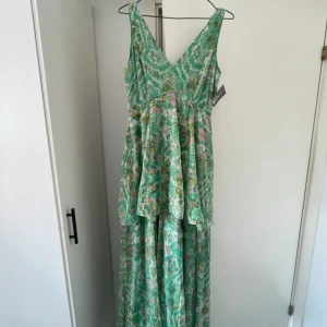 Grön Maxiklänning - I chiffong. Perfekt till midsommar. Helt oanvänd, med lappar!  Sitter som rosa klänningen, fast utan slits.