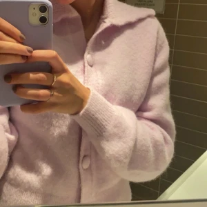 Unik kofta från and other stories - Säljer min fina stickade kofta från and other stories då den tyvärr har blivit för liten för mig :( Koftan är i fint skick men har börjat bli lite noppig, det går dock att ta bort med en noppborttagare vilket jag kan göra innan jag skickar den!💗💗