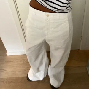 COS Linnebyxor - Säljer dessa jättefina linnebyxorna ifrån COS. (OBS: Flyttar till USA i September så avslutar all min försäljning då).🇺🇸 De har en liten skada, se bild 5. Men annars i bra skick.🤍