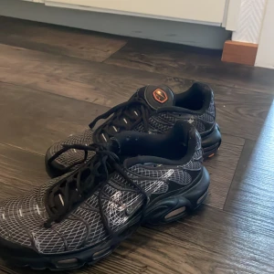 Nike air max, storlek 44 - Skor från Nike, köpta för 2 år sedan. Finns lite ware på skon, skick 8/10.  Storlek 44 Köpt för 1 899:-                    Pris kan diskuteras. 