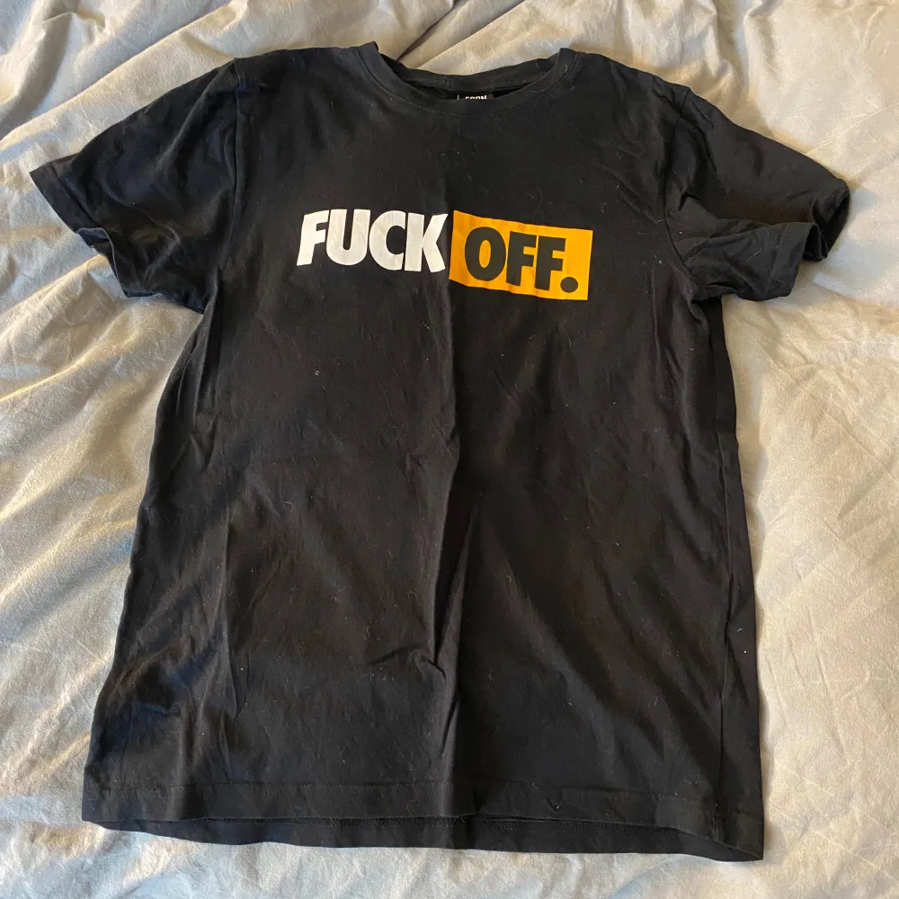 T shirt med ”fuck off” text. Använd få gånger så i bra skick. Skriv för frågor. T-shirts.