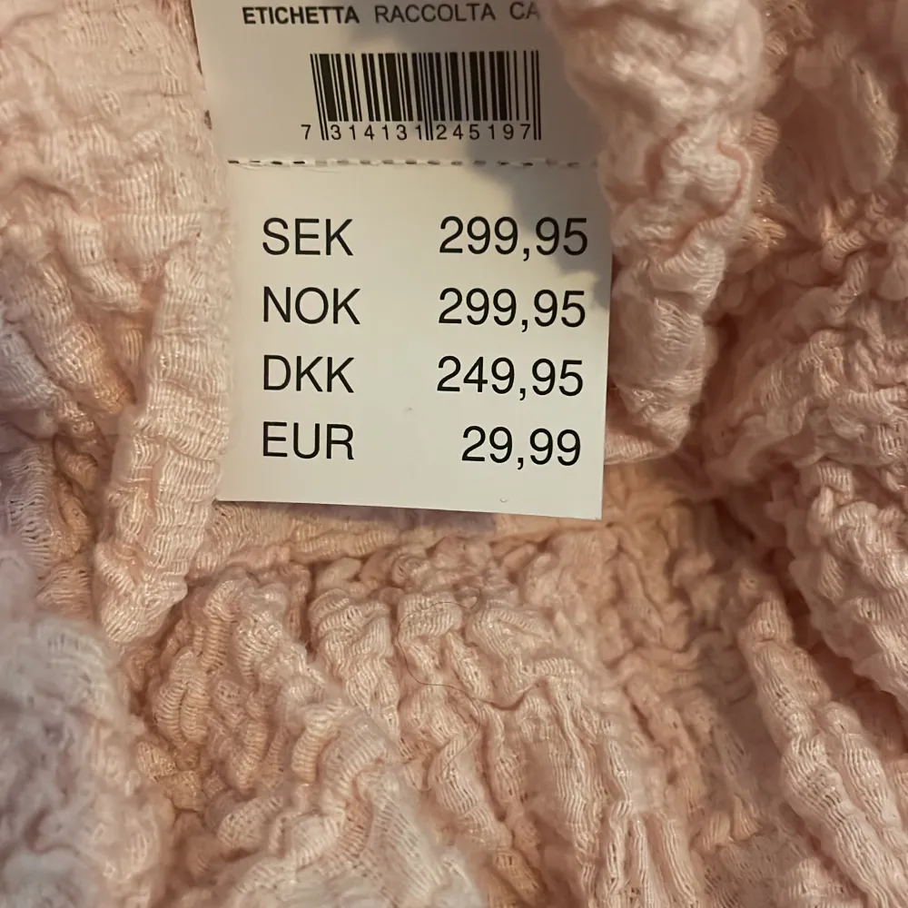 Helt ny, lapp sitter kvar. Säljer för 200, pris kan diskuteras💕. Yläosat.