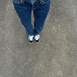 Low waist straight jeans - Gina Tricot  - Säljer dessa mörkblå low waist straight jeans då dom är förstora för mig. Dom är i jättebra skick utan några defekter.