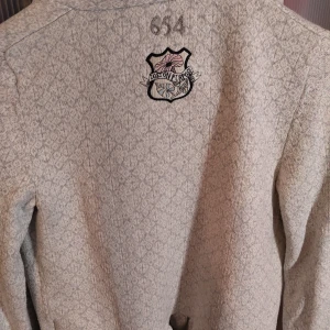 Odd Molly kofta grå/rosa - Grå rosa stickad vintage kofta med rosett som man knyter själv 1-2 gånger använd väldigt skön. Säljs inte längre i butik.💓