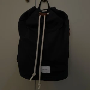 SANDQVIST - EVERT BACKPACK BLUE - Dimension 28 x 48 x 16 CM  Volym 18 L    Nyskick   NYPRIS: SEK 1.312,50