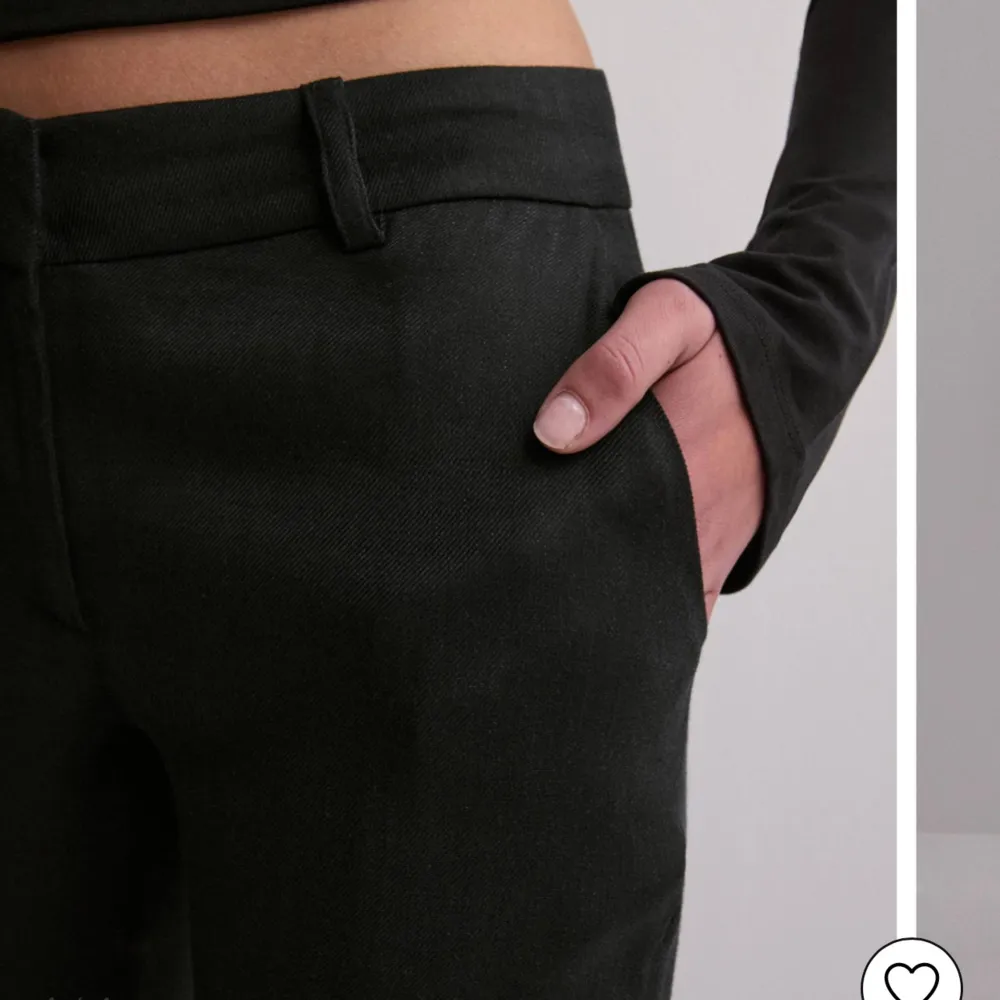 Superfina linnebyxor ifrån Nelly som tyvärr är för stora på mig, storlek 38. Nypris är 499kr men säljer för 150 eller bud 🥰 skriv för egna bilder!. Jeans & Byxor.