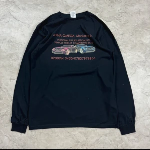 Vintage långärmad t-shirt - Vintage långärmad T-shirt i mörkblå färg. Storlek M, sitter tts. 