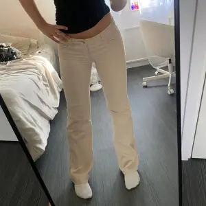 Säljer dessa riktigt snygga jeans! De kommer tyvärr inte till användning längre därför säljer jag dem🫶🏼