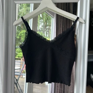 Spetslinne - Fint, romantiskt linne🫶🏼 kommer tyvärr aldrig till användning. Väldigt stretchigt, passar S-M