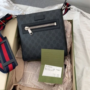 Gucci väska  - Hej säljer en helt ny Gucci väska aldrig använd kvitto och box finns mvh Erik 