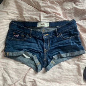 Hollister shorts - Superfina lågmidjade hollister shorts som är i fantastiskt skick, skriv privat om ni vill ha fler bilder!❤️