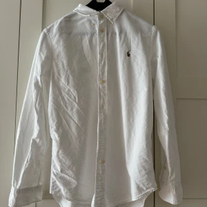 Ralph Lauren Skjorta - Ralph Lauren skjorta i fint skick, använt någon enstaka gång då den var för liten för mig, passar ungefär som storlek S. Hör av er vid frågor