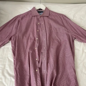 Tommy hilfiger skjorta  - Tommy Hilfiger skjorta i storlek 32-33(M). Återfinns i bra skick. 