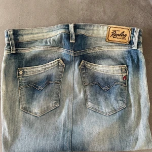 Super fin jeans kjol från replay  - Jeans kjolen är perfekt för sommaren. Den är i storlek S. Priset kan diskuteras💗