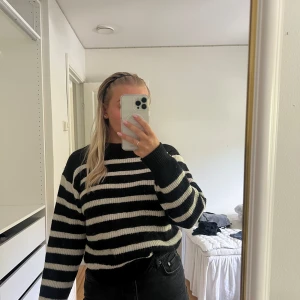 Stickad tröja  - Stickad tröja från H&M Strl XS Använd men i fint skick. 📷 Säg till om du vill ha fler bilder så fixar jag det. 💸 Vid snabb affär kan ja tänka mig att sänka priset. ✉️ Köparen står för frakten. 📍 Kan mötas upp i Tyresö.