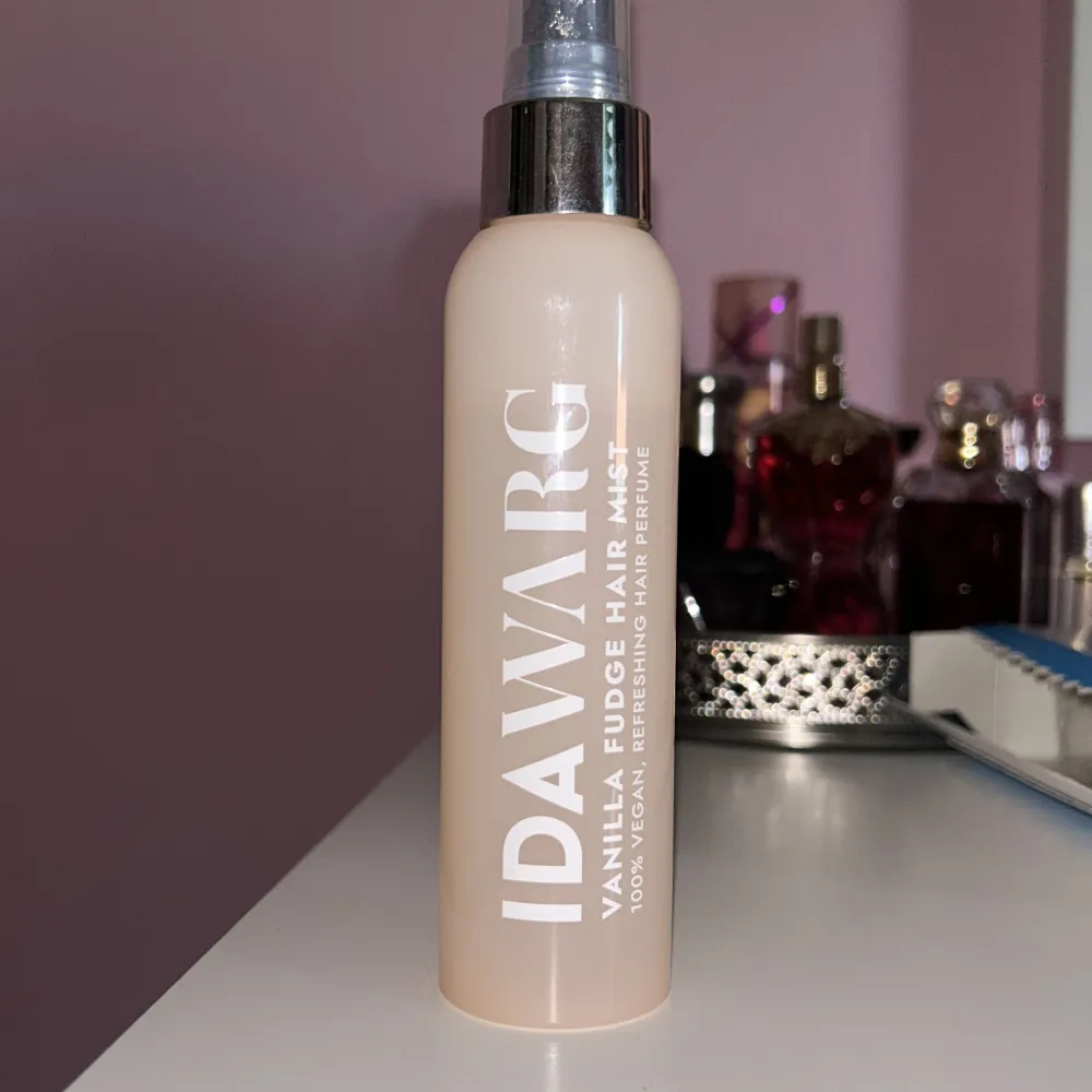 ida warg hårmist i vanilj doft men kan även användas som bodymist 💕 den är i 100ml 💋. Parfym.