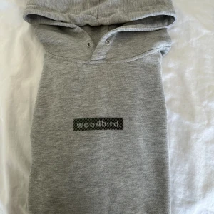 Woodbird Hoodie - Grå hoodie från Woodbird i strl S, väldigt bra skick.