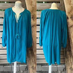 Fin boho blus från Indiska  - Boho/hippie blus med fina detaljer i stl M-L (märkt M, stor i stl)  fint skick förutom några små ljusa (knappt synbara fläckar under ena ärmen, se sista bilden) 100% bomull
