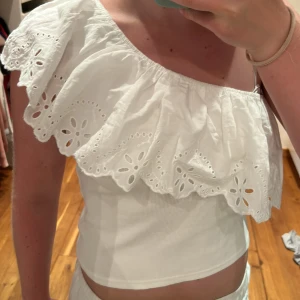 Vit volang topp från Zara - Vit volang topp ifrån Zara, den är rätt så ny och har bara använt en gång. Den är i storlek xs men passar även S