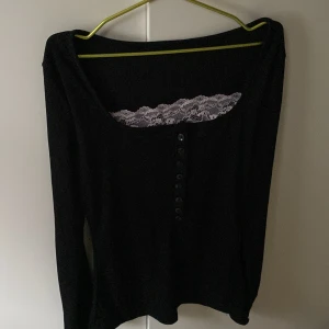 Topp  - Väldigt fin ribbad topp, den är stretchiga och jätte bekväm!! Använt två ggr bara <3 