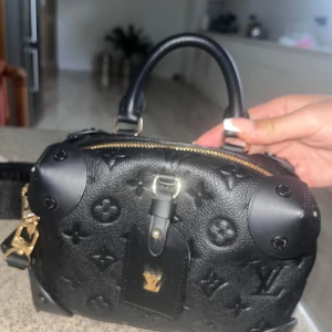 L V väska  - Skriv dm för mer information 