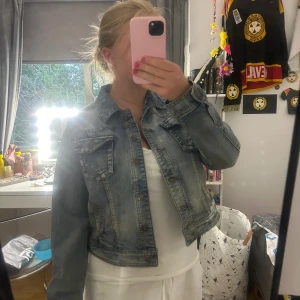 Jeansjacka  - As snygg jeansjacka. Helt perfekt till kvällarna. Storlek 46 men skulle säga M/L då den är lite i storleken❤️