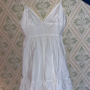 Söt zaraklänning - Supersöt klänning från zara. Använt ca 4 gånger så väldigt bra skick. Bara att skriva för fler bilder. Klänningen är inte struken på bilden men går såklart lätt att fixa. 