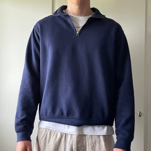 Tröja från Zara - Snygg blå quaterzip från Zara. Fint skick, normal i storleken.