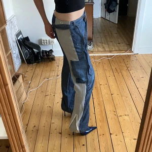 SWEATJEANS - CARGO JEANS/SWEATPANTS ⚪️ Storlek W28 ⚪️  84 cm runt midjan ⚪️ Innbenslängd 86 cm ⚪️ Jag är 177 cm och har storlek 29. ⚪️ Liten fläck se bild, vet ej om den går bort ⚪️ Använd gärna köp nu💋