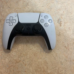 En ps5 kontroll  - Ps5 kontroll som jag inte har använt mycket men vi kan diskutera om priset 