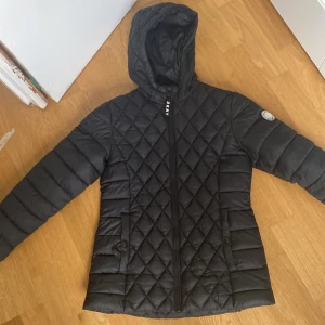 Svart vinterjacka - Svart vinterjacka från DKNY💘. Knappt använd med bra skick. Pris kan diskuteras💕, rekommenderad till barn runt 12 . Sönder vid fickorna men funkar ändå
