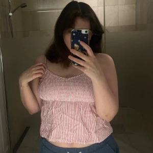 Randigt linne från Hollister, S - Rött/vitt randigt linne från Hollister i storlek S. Aldrig använt.