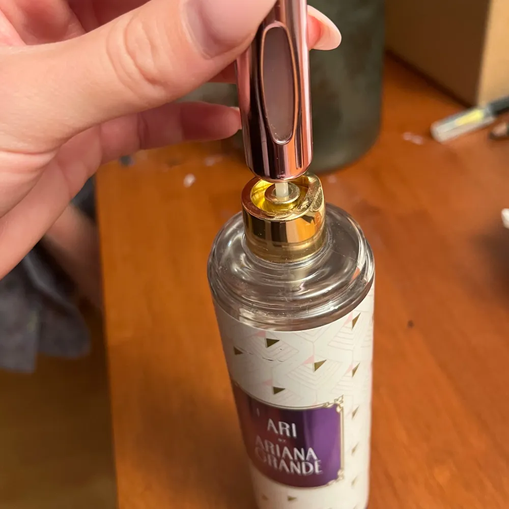 Ari av Ariana Grande bodymist köpt i usa. Knappt använd. Tyvärr så har locket och spray grejen försvunnit men jag skickar med en liten mini parfym flaska som man kan pumpa upp parfymen i och använda den för att spreja parfymen.. Parfym.