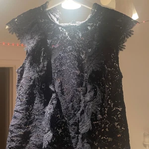 Spets blus - Jätte fin blus som är marinblå och använd en gång