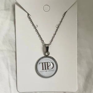 The Tortured Poets Department halsband- Taylor Swift  - •Rostfrittstål •handmade 