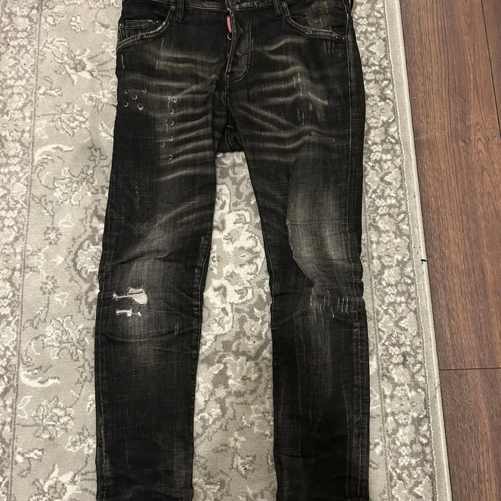 Hej jag ville sälja mina deasquerd 2 har haft dem i 2 veckor ja köpte dem från Tyskland och jag ville sälja dem för ja råka köpa fel storlek . Jeans & Byxor.