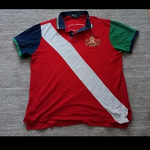 Polo Ralph lauren Chief keef piké  - Exklusiv och ovanlig Chief keef type pikétröja i röd/grön, vit/svart färg Mycket bra skick   Storlek L  Priset är förhandlingsbart