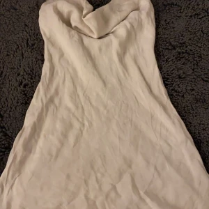 Kort vit klänning i satin - Bra skick kort vit klänning i satin händer lite där fram