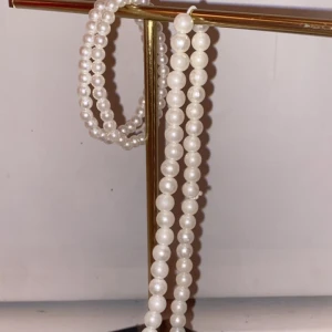 Pärl armband - Säljer två stycken pärl armband som även är ett set med halsbandet men man kan även köpa det var för sig.  25kr för ett armband 40kr för två Halsband 50kr  Halsband och armband 60