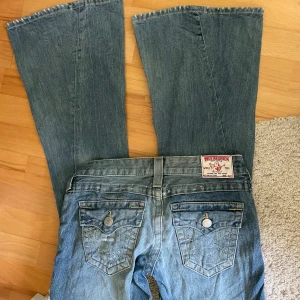True Religion jeans - Svinsnygga True Religion jeans, med coola detaljer både fram och bak på fickorna. De är utsvängda och lågmidjade. Skriv vid fler frågor❣️priset plus frakt gäller och skriv gärna innan du trycker på ”köp nu”💋