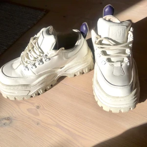 Eytys Angel Sneakers - Säljer mina superfina Eytys Angel pga lite för små för mig (har 37 annars). Dessa är väldigt populära och slutsålda på hemsidan. Tycker de funkar så fint till både hoodien och kavajen.