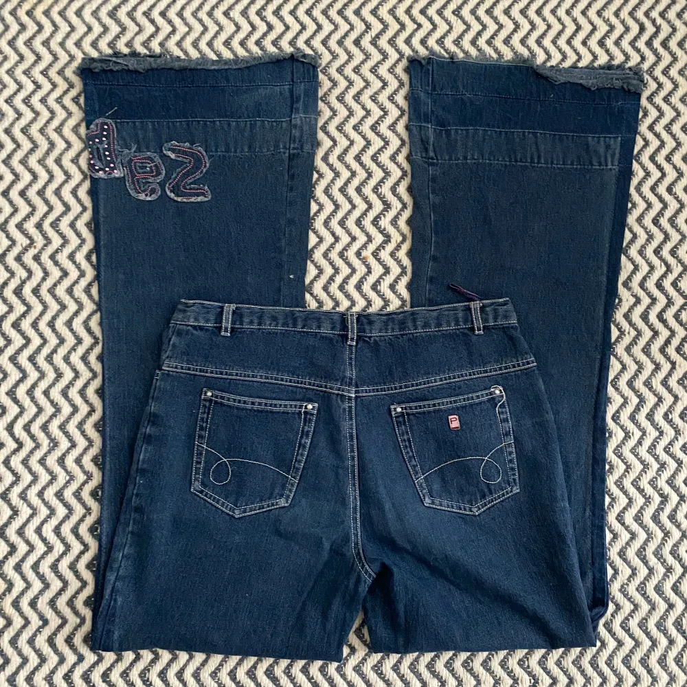 jättesnygga vintage flare jeans från pampolina🤍 innerbenslängden är 79cm och midjemåttet är 36/37cm. Jeans & Byxor.