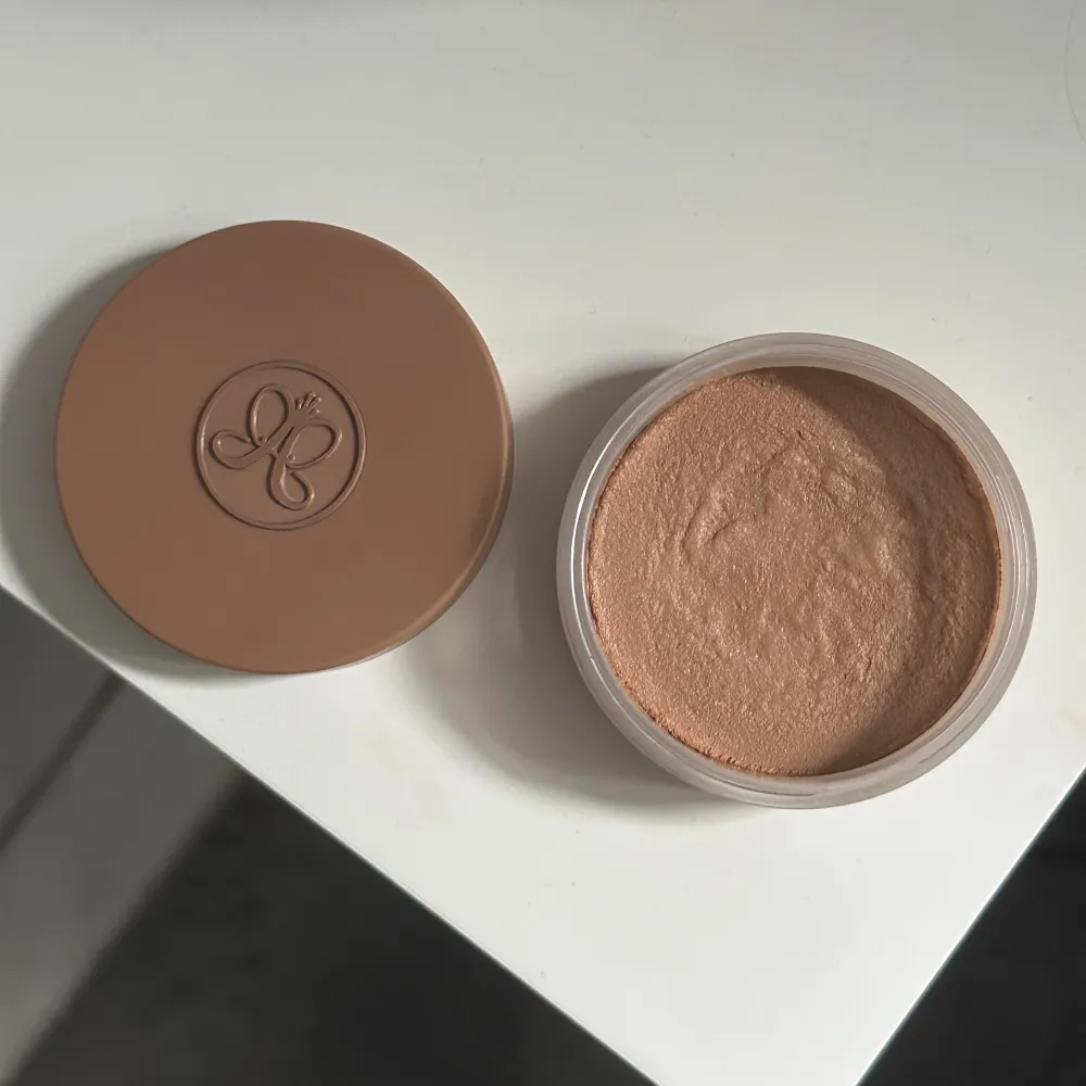 Säljer Anastasia Bronzer i färgen Golden Tan. Säljer pågrund av fel färg för mig. Produkten är knappt använd, Endast testad några gånger . Övrigt.